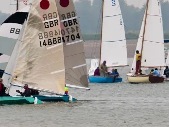 Six dinghy boats in a regatta