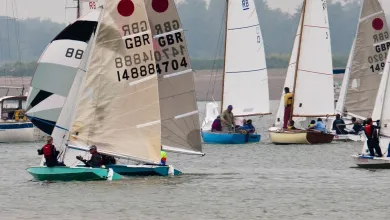 Six dinghy boats in a regatta