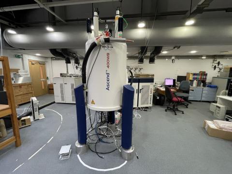 Laboratory with a Bruker Neo 400MHz device in the centre of the room