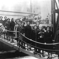 Creative Commons Bundesarchiv_Bild_183-S69279: Jewish refugees disembarking from a boat into London in 1939