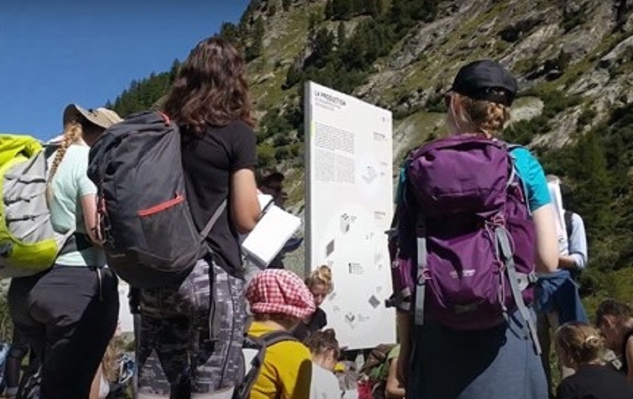 A group of students in backpacks in the Arolla mountains