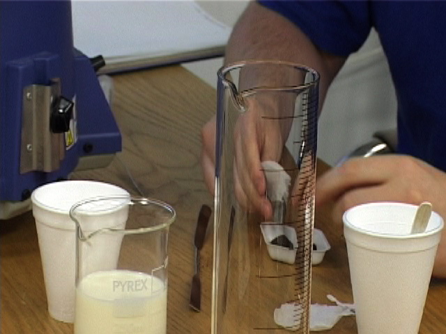 measuring tea, with weight boat